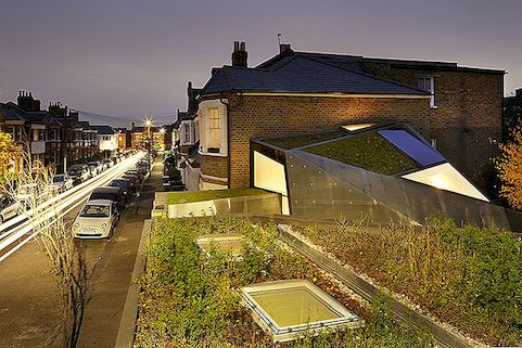 Creatieve thuiswerkruimte met een eigenaardige geometrische buitenruimte in Londen