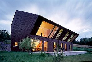 Crooked House op het Zwitserse platteland door FOVEA Architects