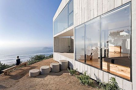 Kockastna hiša v Čilu je v dramatičnem pogledu na morje