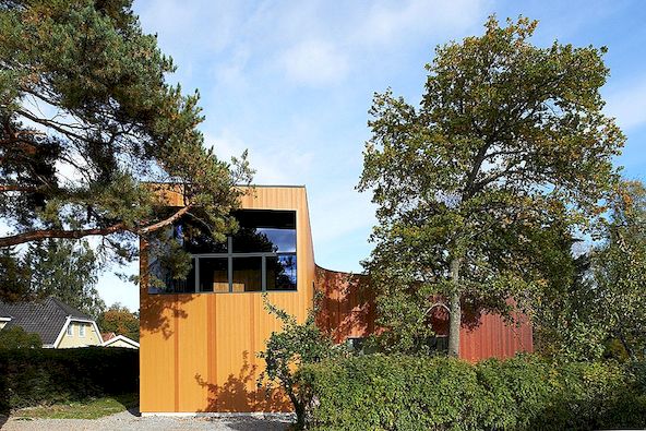 Böjt L-format hus med en distinkt fasadfärg: Fagerström Residence