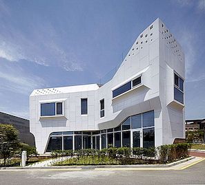 Curvy ekscentrična bijela rezidencija s kvadratnim perforacijama