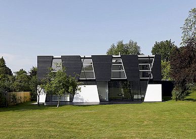 Odvážná geometrie: černý a bílý dům v Kentu rozdělený do nepravidelných tvarů