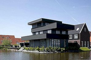 Donkere en moderne villa aan het water Ypenburg III