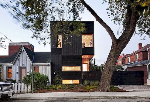 Dark Modern Home i Toronto upplyst från insidan