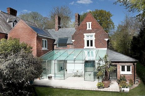 Prekrasna tradicionalna kuća s modernim staklenim proširenjem AR Design Studio