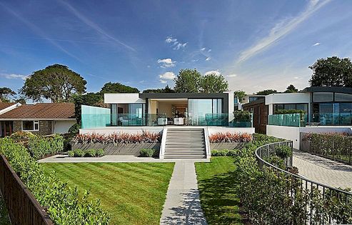 Uvaženi par domova s ​​suvremenim žalbama Prikupljanje panorama na obali Ujedinjenog Kraljevstva