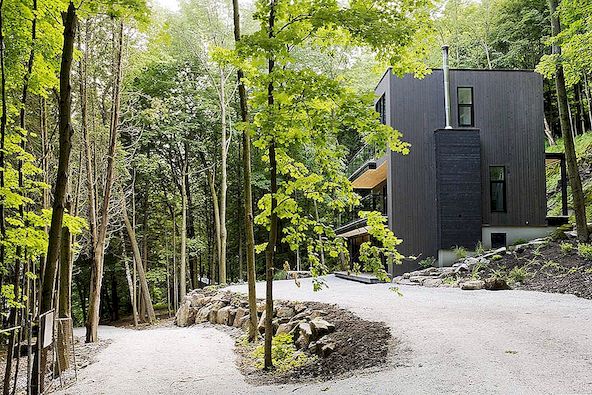 梦幻湖畔现代小木屋在魁北克的森林景观