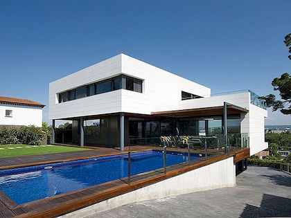 Dynamische interieurs gepresenteerd door Three-level "R House" met uitzicht op Barcelona