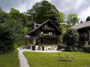 Dễ dàng để Spot Nâng cấp của nhà gỗ thế kỷ cũ ở dãy núi Alps của Thụy Sĩ