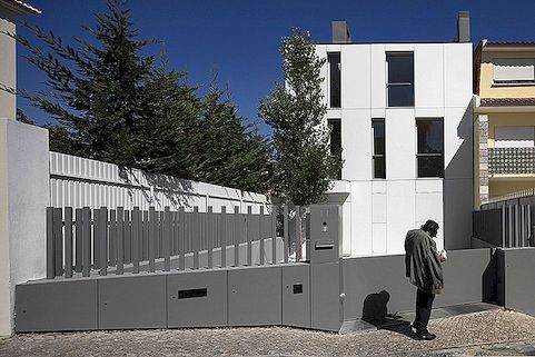 Elegant All-White Home Omgiven av Green Space i Parede, Portugal