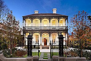Elegante architectuur weergegeven door gerenoveerde en uitgebreide Victoriaanse huis