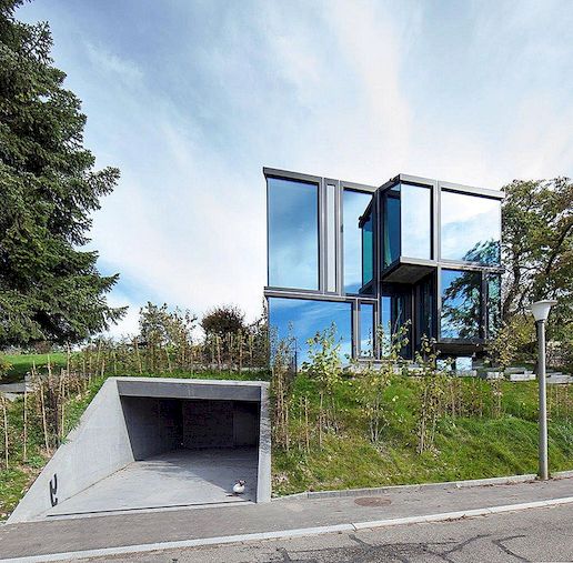 Verhoogde betonnen huis met een uitstekende geometrie