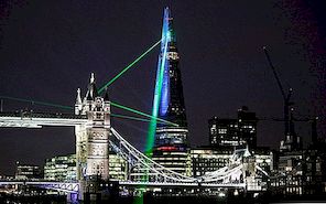 Nejvyšší budova Evropy slaví výstřikovou laserovou show v Londýně [Video]