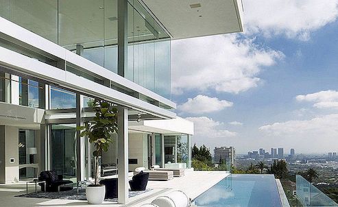 Exquisite Hollywood Mansion legt het schilderachtige uitzicht op de stad vast