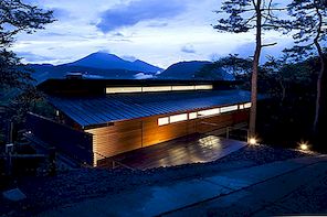 日本精致的现代住宅毗邻浅间火山