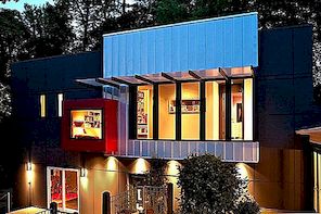 Iögonfallande modernt hus beläget i Charlotte, North Carolina