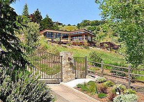 家庭住宅被加利福尼亚州的风景景观所包围