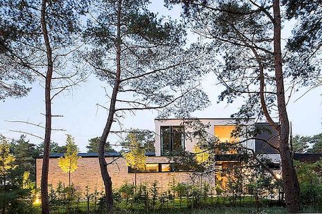 Flexibilní dům poskytující prostor pro socializaci a izolaci: Villa J ve Švédsku
