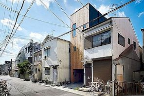 Flexibilní moderní architektura: překvapující úzký dům v Japonsku
