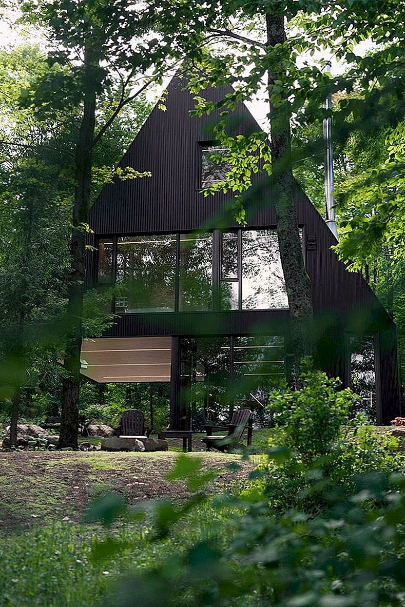 Gozdna kabina z igrivo geometrijo in postavitvijo