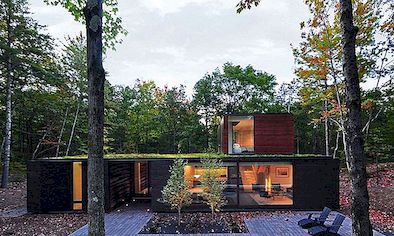 Lesní rezidence s dřevěným sklem a zeleným střechou