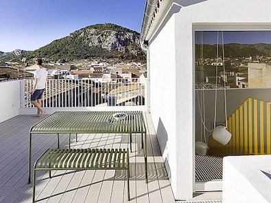 Fyrnivåns hem på Mallorca med utsikt över den lilla medeltida staden