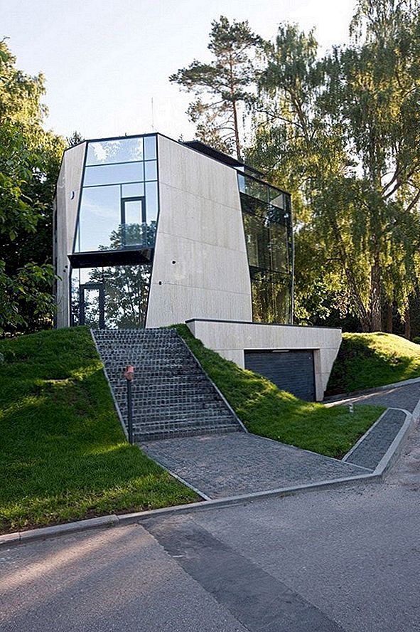 Čtyřpodlažní letní dům, představující původní architekturu v Litvě
