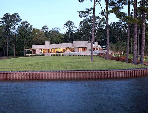 Frank Lloyd Wright-inspirerade Lake House Design med unika avrundade utrymmen