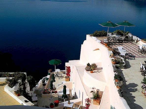 Freshome Hotel Review: Aris Caves in Oia, Santorini