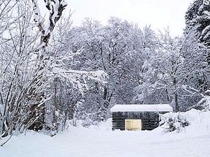 Volledig betonnen cabine geïnspireerd door een oude schuur in de Zwitserse Alpen
