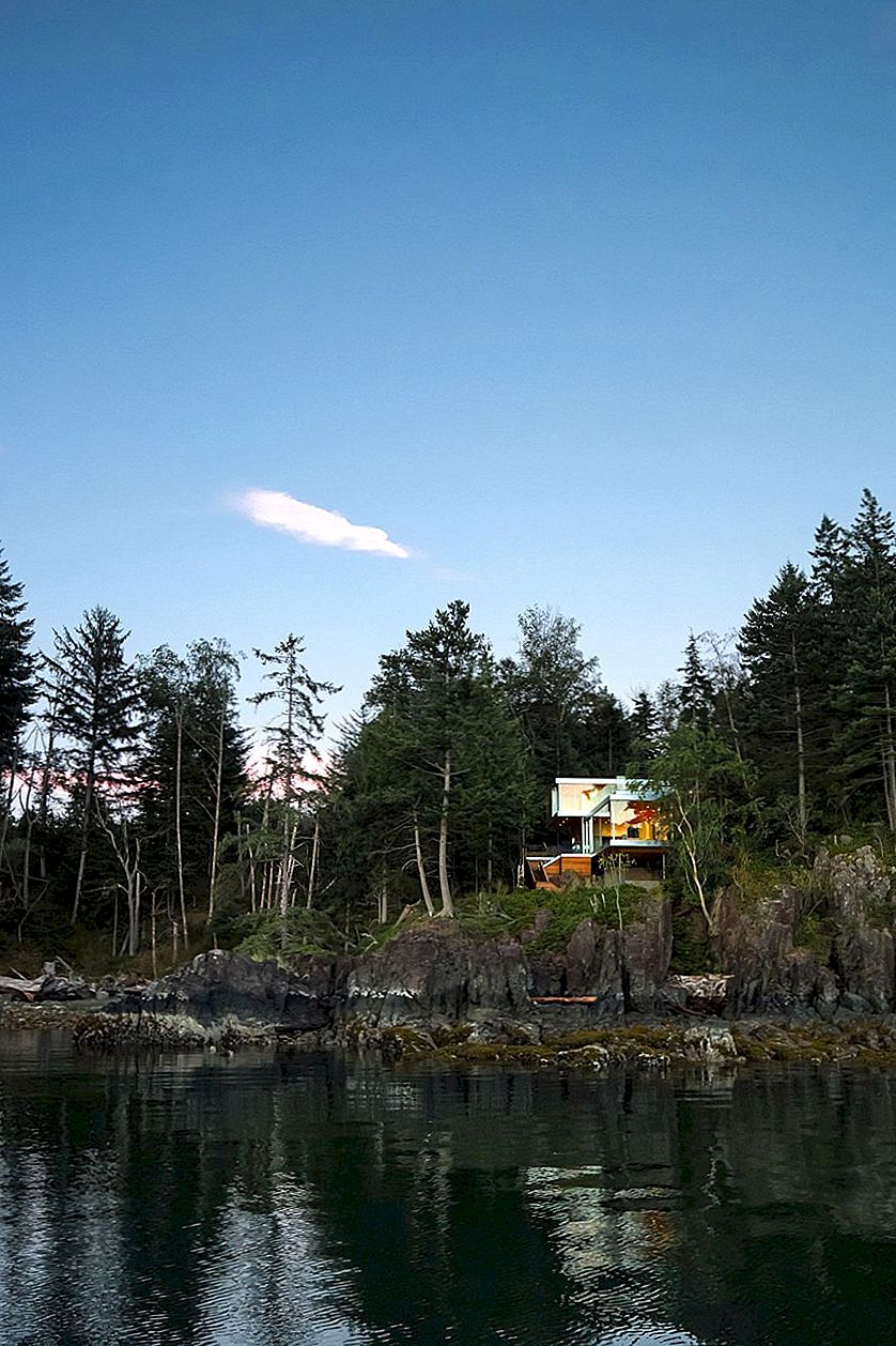 Gambier Island dům dramaticky integrovaný v skalní krajině
