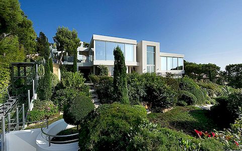 Glass Box in the Sky: Francijas Rivjeras "CView Modern Villa"