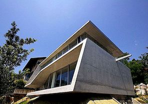 日本的玻璃和混凝土住宅展示引人注目的建筑