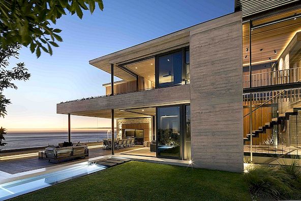 Prachtig huis met Gabion muren, houten luiken en uitzicht op zee