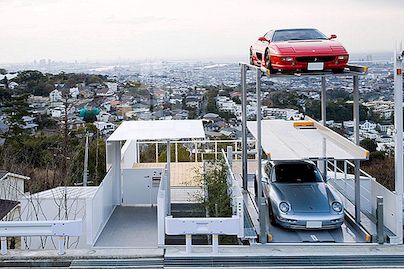 Hillside Home i Japan viser klare eierens bilsamling