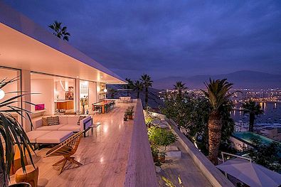 Hillside Home Remodel met uitzicht op de oceaan in Lima, Peru