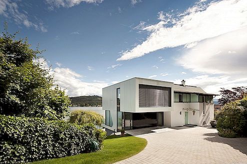 Dům u jezera zahrnující moderní prvky designu v Rakousku