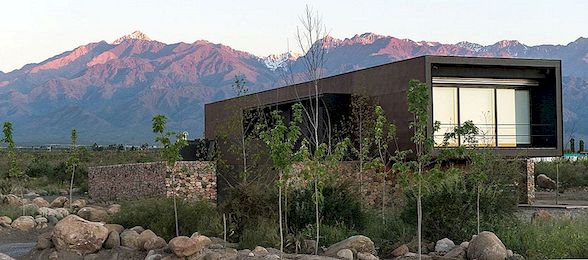 Dům v Andách zabalený do hrdzavého kovového pláště