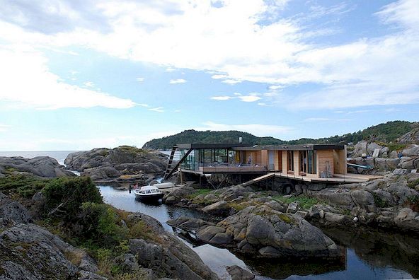 Huset på stilen omger det steniga norska landskapet