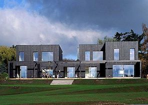 Namas su moderniu ir minimalistiniu dviejų šeimų išvaizda