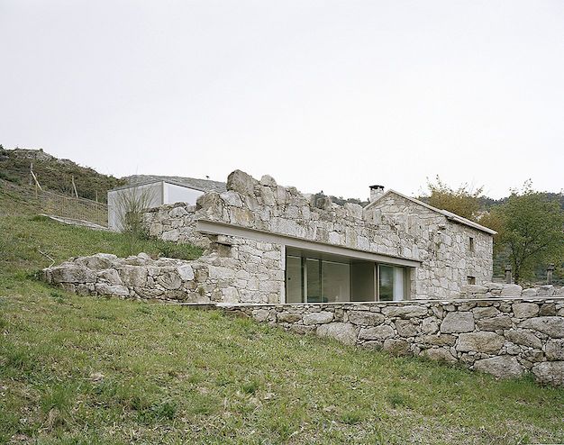Huizen die oprijzen van ruïnes om moderne huizen te worden