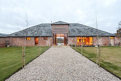 Obrovská stodola se přeměnila na moderní dům s otevřeným půdorysem