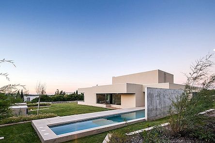 Zavedení moderní rezidence poblíž Lisabonu, Portugalsko: Belas House