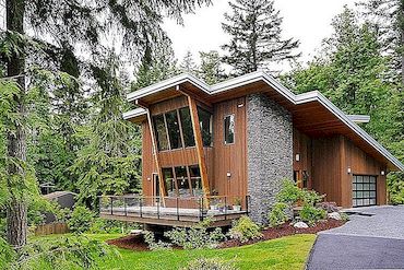 Imponerande modern stuga vid basen av Squak Mountain, Washington