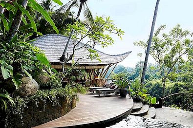 Indonéský Forest Retreat odhalí střechy ve tvaru listů, bazén na jeskyni