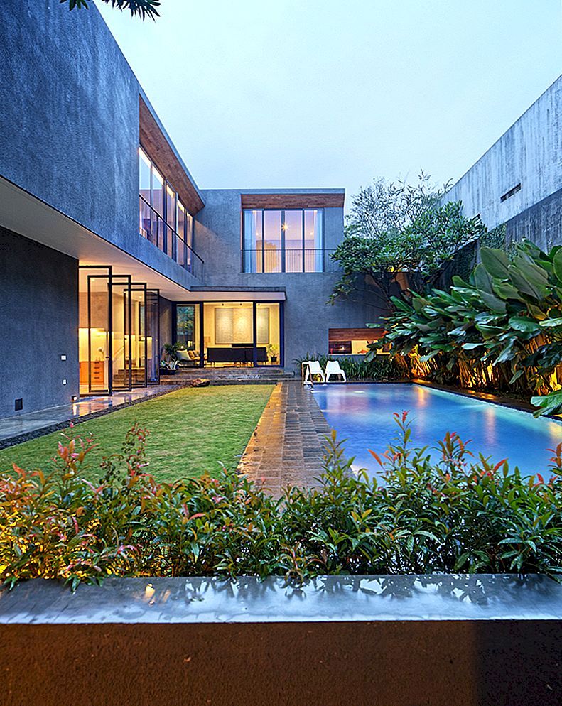 Inside Outside House gebouwd rond een oude mangoboom in Indonesië