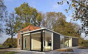 Įdomios architektūros duo: šiuolaikinis pratęsimas į mažą ūkį Nyderlanduose
