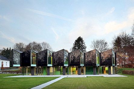 Složitá skládací fasáda představená moderním designem školky v Marburgu v Německu