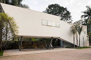 不规则形状的房子反映了巴西的网站几何形状