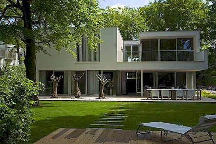 Nepravidelné bílé rezidenční "Box": Moderní Villa Bilthoven v Nizozemsku